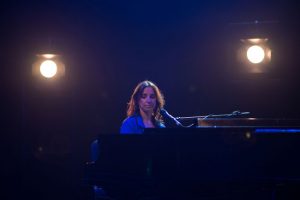 ESTELA MAGNONE presenta FRENTE A FRENTE, su nuevo single de TELÓN